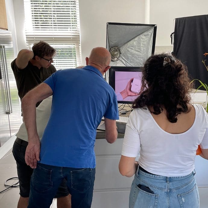 mensen keuren foto op scherm