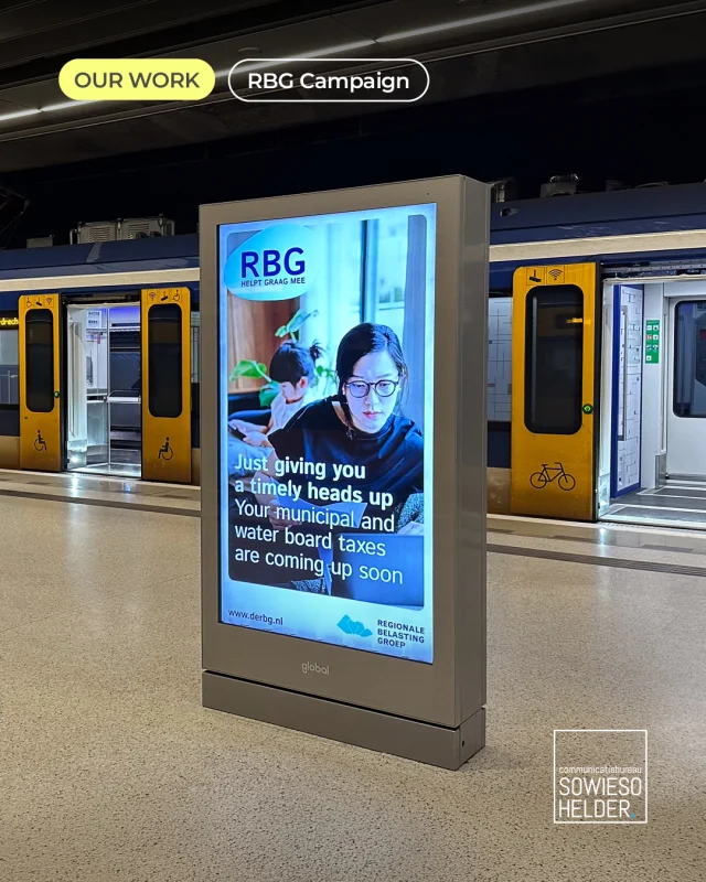 Begin dit jaar hebben we opnieuw een vervolg mogen geven aan de jaarlijkse RBG-campagne.
Onze uitingen zijn te zien op diverse NS- en tankstations. Daarnaast ontwikkelden we o.a. nieuwe copy voor een interview dat is gepubliceerd in verschillende regionale media.
 
Ook bedachten we nieuwe promotieartikelen voor het campagnedeel dat live de straat op gaat, alles in lijn met de boodschap.
In maart staat RBG op verschillende locaties om mensen persoonlijk dat seintje te geven.
Een vriendelijk seintje zodat je de belastingen niet vergeet. Service, dat is de RBG.